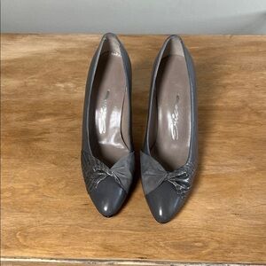 Vtg Grey leather heels NWOT 7B